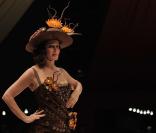 Julie Ferrier porte une tenue créée par Jean Doucet et chocolatée par Michel Cluizel (Porte de Versailles, 13 octobre 2009)
