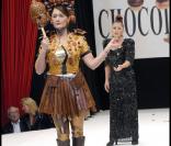 Daniela Lumbroso porte une tenue de Christophe Guillarmé,  chocolatée par Philippe Pascoët (13 octobre 2009)