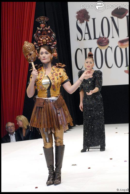 Daniela Lumbroso porte une tenue de Christophe Guillarmé,  chocolatée par Philippe Pascoët (13 octobre 2009)