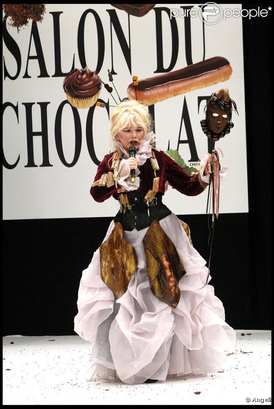 Armande Altaï habillée Moon Young Hee et chocolatée par Jacques Bellanger (13 octobre 2009)