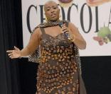 La cantatrice Dominique Magloire chocolaté par Stéphane Bonnat (13 octobre 2009)
