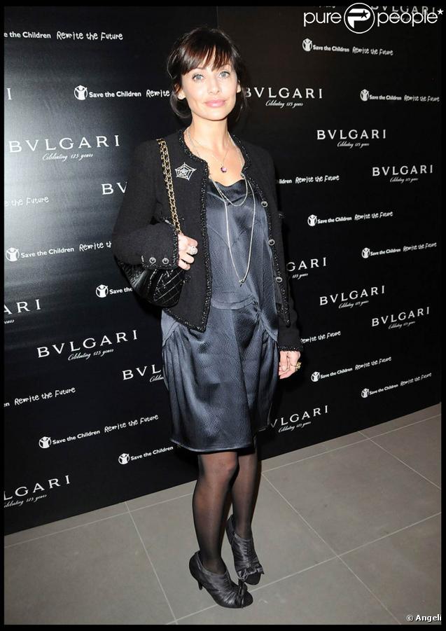 La jolie Natalie Imbruglia, lors de la soirée Vogue-Bulgari, à la Saatchi Gallery de Londres, le 13 octobre 2009 !