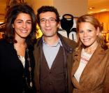Laura Tenoudji et son compagnon avec Sarah Doraghi lors de la soirée Italian Touch à la boutique Tod's. Paris, le 13 octobre 2009
