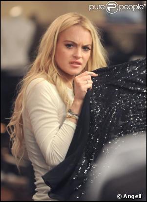 Lindsay Lohan fait du shopping à New York, d'un air pensif... Samantha Ronson lui manque et ne répond plus à ses appels. 14/10/09