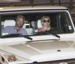 Britney Spears au volant de son 4x4Mercedes G500 accompagnée de son boyfriend Jason Trawick à Los Angeles le 15 octobre 2009
