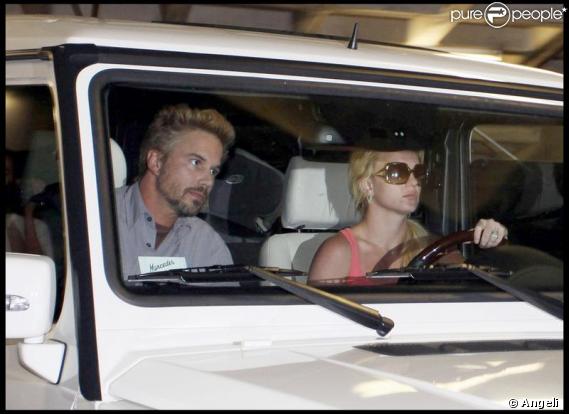 Britney Spears au volant de son 4x4Mercedes G500 accompagnée de son boyfriend Jason Trawick à Los Angeles le 15 octobre 2009