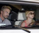 Britney Spears au volant de son 4x4Mercedes G500 accompagnée de son boyfriend Jason Trawick à Los Angeles le 15 octobre 2009