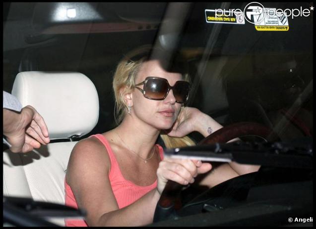 Britney Spears au volant de son 4x4Mercedes G500 accompagnée de son boyfriend Jason Trawick à Los Angeles le 15 octobre 2009