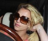 Britney Spears essaie de se cacher des photographes lors de sa promenade en Mercedes dans les rues de Beverly Hills le 15 octobre 2009