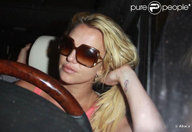 Britney Spears essaie de se cacher des photographes lors de sa promenade en Mercedes dans les rues de Beverly Hills le 15 octobre 2009