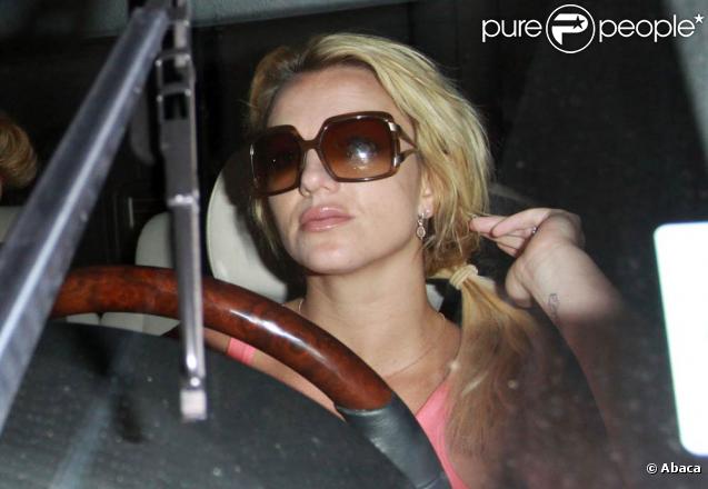 Britney Spears essaie de se cacher des photographes lors de sa promenade en Mercedes dans les rues de Beverly Hills le 15 octobre 2009