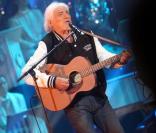 Hugues Aufray sur le plateau des Années Bonheur, le 14/10/09. L'émission sera diffusée le 7 novembre 2009.