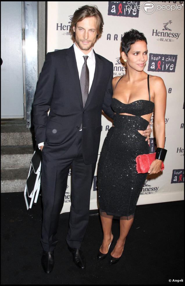 Gabriel Aubry et Halle Berry lors de la soirée Black Ball, gala de charité pour la lutte contre le sida en Afrique et en Inde, le 15 octobre 2009 à New York 