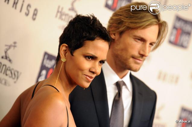 Halle Berry et Gabriel Aubry lors de la soirée Black Ball, gala de charité pour la lutte contre le sida en Afrique et en Inde, le 15 octobre 2009 à New York