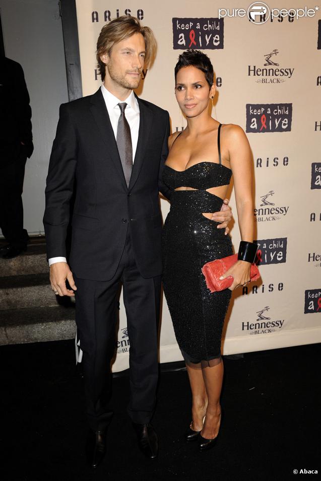 Gabriel Aubry et Halle Berry lors de la soirée Black Ball, gala de charité pour la lutte contre le sida en Afrique et en Inde, le 15 octobre 2009 à New York