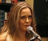 Alicia Silverstone fait la promotion de son livre à West Hollywood le 15 octobre 2009