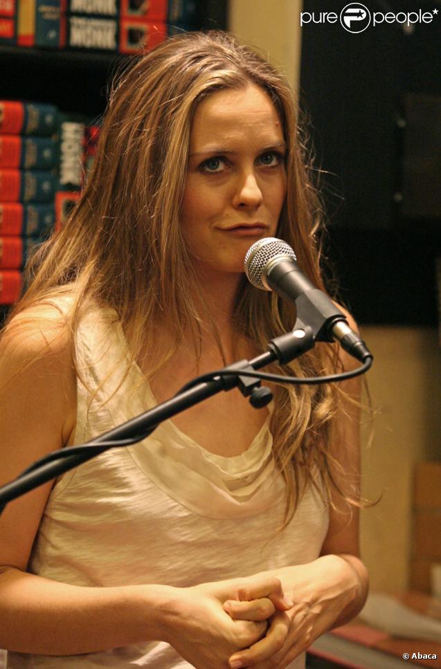 Alicia Silverstone fait la promotion de son livre à West Hollywood le 15 octobre 2009
