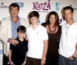 Pierce Brosnan, sa femme Keely, leurs fils Paris et Dylan ainsi que son fils Sean issu de son premier mariage, pour l'inauguration du spectacle Kooza du Cirque du soleil au profit de l'association One Drop à Santa Monica le 16 octobre 2009