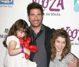 Dylan McDermott et ses filles Colette et Charlotte pour l'inauguration du spectacle Kooza du Cirque du soleil au profit de l'association One Drop à Santa Monica le 16 octobre 2009