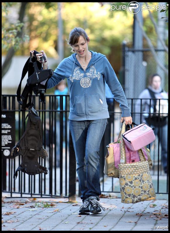 Jennifer Garner avec sa fille Violet (la petite Seraphina est derrière) dans un parc de Boston le 11 octobre 2009