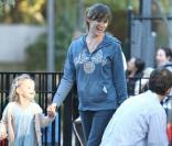 Jennifer Garner avec sa fille Violet (la petite Seraphina est derrière) dans un parc de Boston le 11 octobre 2009