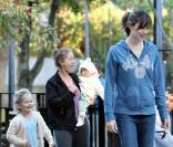 Jennifer Garner avec sa fille Violet (la petite Seraphina est derrière) dans un parc de Boston le 11 octobre 2009
