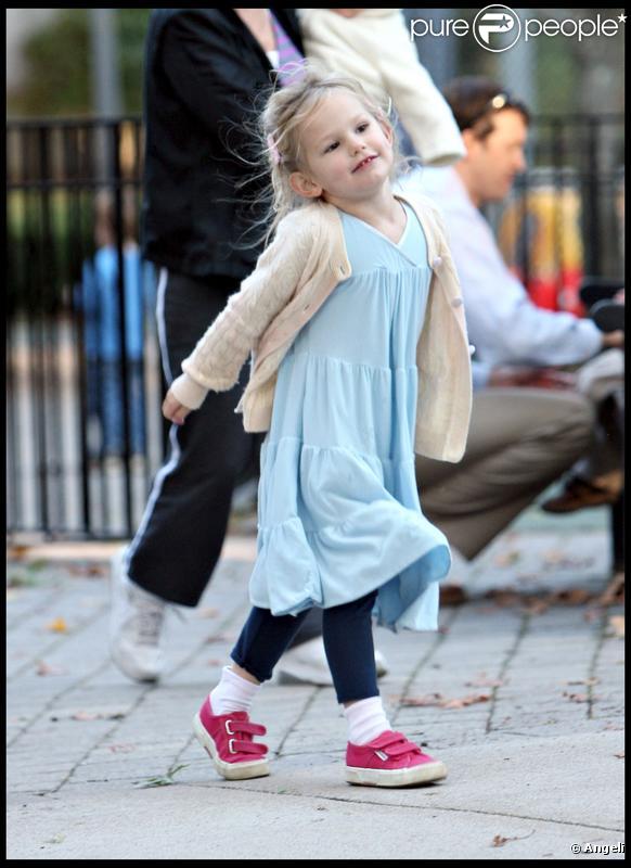 Violet Garner-Affleck dans un parc de Boston le 11 octobre 2009