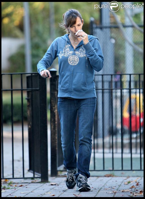 Jennifer Garner avec sa fille Violet (la petite Seraphina est derrière) dans un parc de Boston le 11 octobre 2009