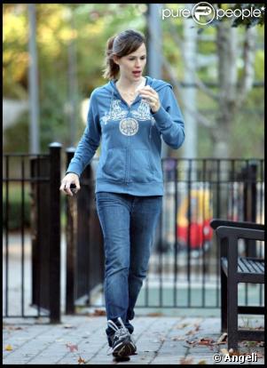 Jennifer Garner avec sa fille Violet (la petite Seraphina est derrière) dans un parc de Boston le 11 octobre 2009