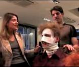Fred Testot dans la peau de Jean-Louis en pleine séance de relooking capillaire