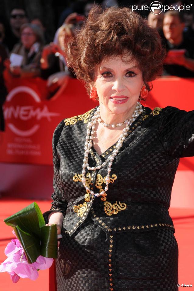 La légendaire actrice italienne Gina Lollobrigida, sur le tapis rouge du 4e Festival du Film de Rome, le 16 octobre 2009 !