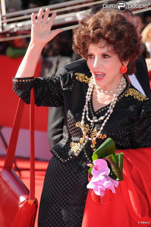 La légendaire actrice italienne Gina Lollobrigida, sur le tapis rouge du 4e Festival du Film de Rome, le 16 octobre 2009 !