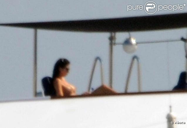 Elisabetta Gregoraci enceinte, se la coulent douce sur leur yacht, au large de Ponza, en Italie, le 20 septembre 2009 !