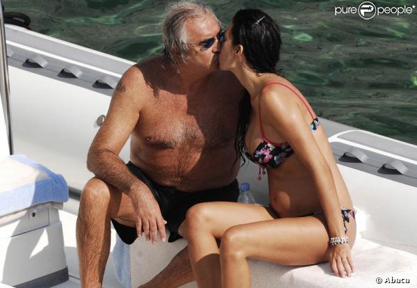 Flavio Briatore et sa très belle Elisabetta Gregoraci enceinte, se la coulent douce et s'embrassent sur leur yacht, au large de Ponza, en Italie, le 20 septembre 2009 !