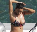 La magnifique Elisabetta Gregoraci enceinte, se la coule douce, au large de Ponza, en Italie, le 20 septembre 2009 !