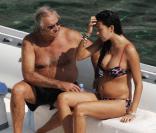 Flavio Briatore et sa très jolie Elisabetta Gregoraci enceinte, se la coulent douce sur leur yacht, au large de Ponza, en Italie, le 20 septembre 2009 !
