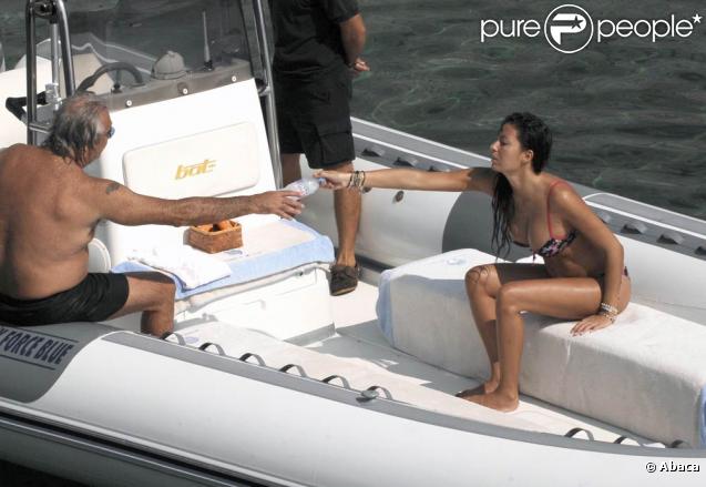 Flavio Briatore et sa très belle Elisabetta Gregoraci enceinte, se la coulent douce sur leur yacht, au large de Ponza, en Italie, le 20 septembre 2009 !