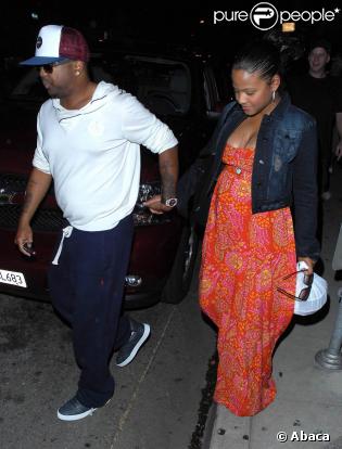 Christina Milian très enceinte se promène avec son mari le producteur Terius Nash aka The Dream à la sortie du restaurant Crustacean à Beverly Hills le 30 septembre 2009