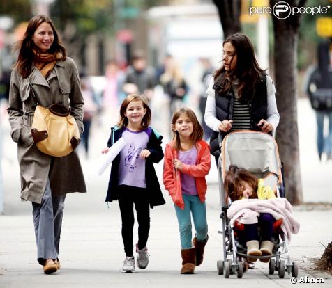 Christy Turlington vient récupérer sa fille et une copine à l'école à New York le 1er octobre 2009