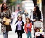 Christy Turlington vient récupérer sa fille et une copine à l'école à New York le 1er octobre 2009