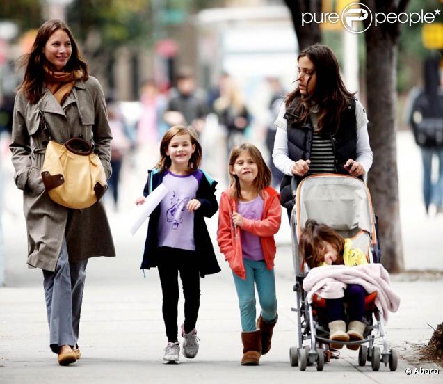Christy Turlington vient récupérer sa fille et une copine à l'école à New York le 1er octobre 2009