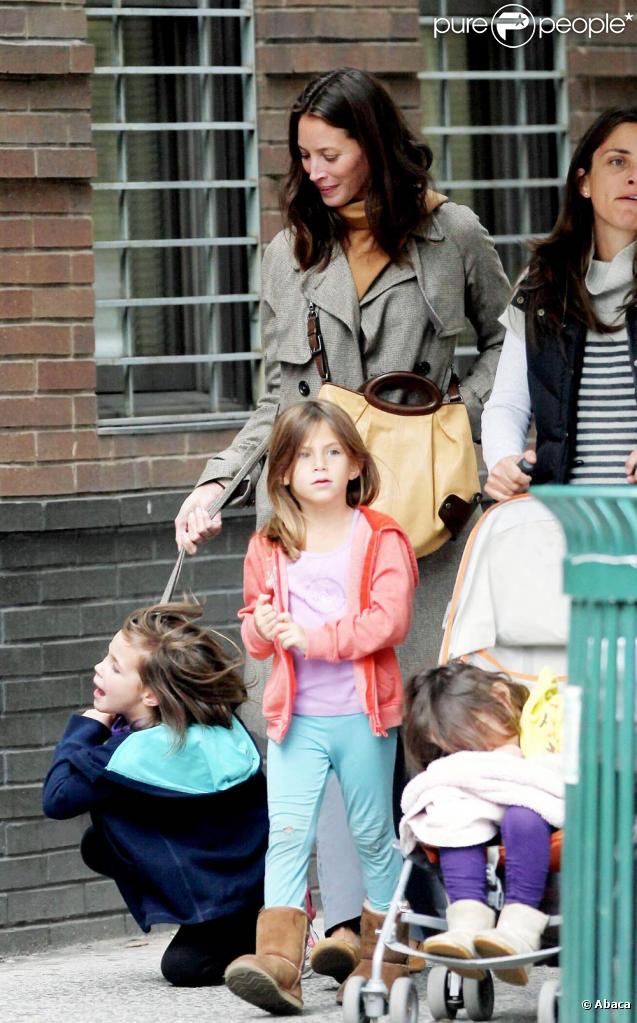 Christy Turlington vient récupérer sa fille et une copine à l'école à New York le 1er octobre 2009