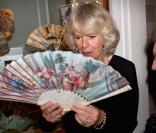 Camilla Parker Bowles décuvre, ravie, une exposition d'éventails, le 20 octobre 2009