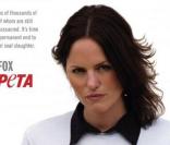 Jorja Fox se mobilise contre le massacre des phoques au Canada et prête son image à la PeTA.