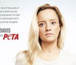 Lucy Davis se mobilise contre le massacre des phoques au Canada et prête son image à la PeTA.