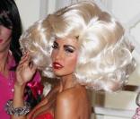 Katie Price a déguise ses hommes pour la prmo de son livre (21 octobre 2009)