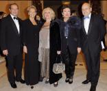 Michèle Alliot-Marie et son mari Patrick Ollier, Marie-Christine Barrault, Roselyne Bachelot, Guy Berger au 17ème Gala de l'Espoir le 21 octobre 2009 ai Théâtre des Champs-Elysées, avenue Montaigne dans le 8ème arrondissement de Paris