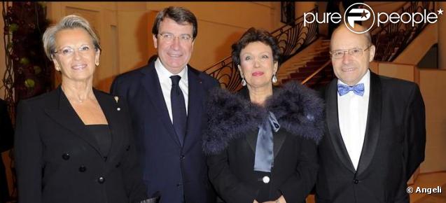 Michèle Alliot-Marie et son mari Patrick Ollier, Marie-Christine Barrault, Roselyne Bachelot, Guy Berger au 17ème Gala de l'Espoir le 21 octobre 2009 ai Théâtre des Champs-Elysées, avenue Montaigne dans le 8ème arrondissement de Paris