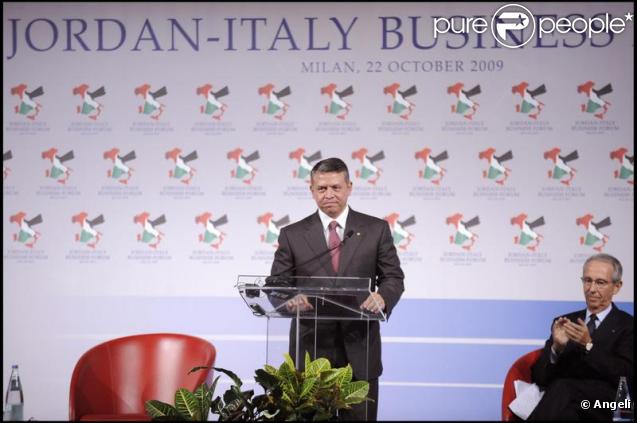 Rania de Jordanie poursuit sa visite officielle italienne, à Milan. Elle assiste au discours de son époux. 22/10/09