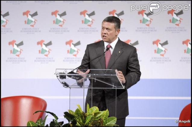 Rania de Jordanie poursuit sa visite officielle italienne, à Milan. Elle assiste au discours de son époux. 22/10/09